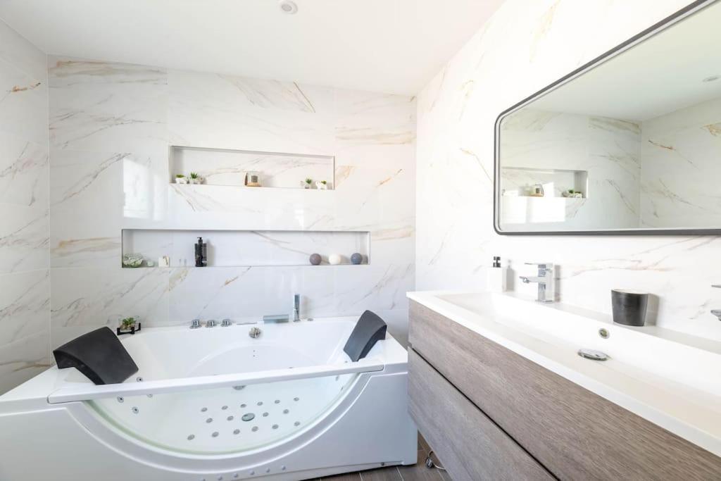 Luxe Piscine Vue Grenay