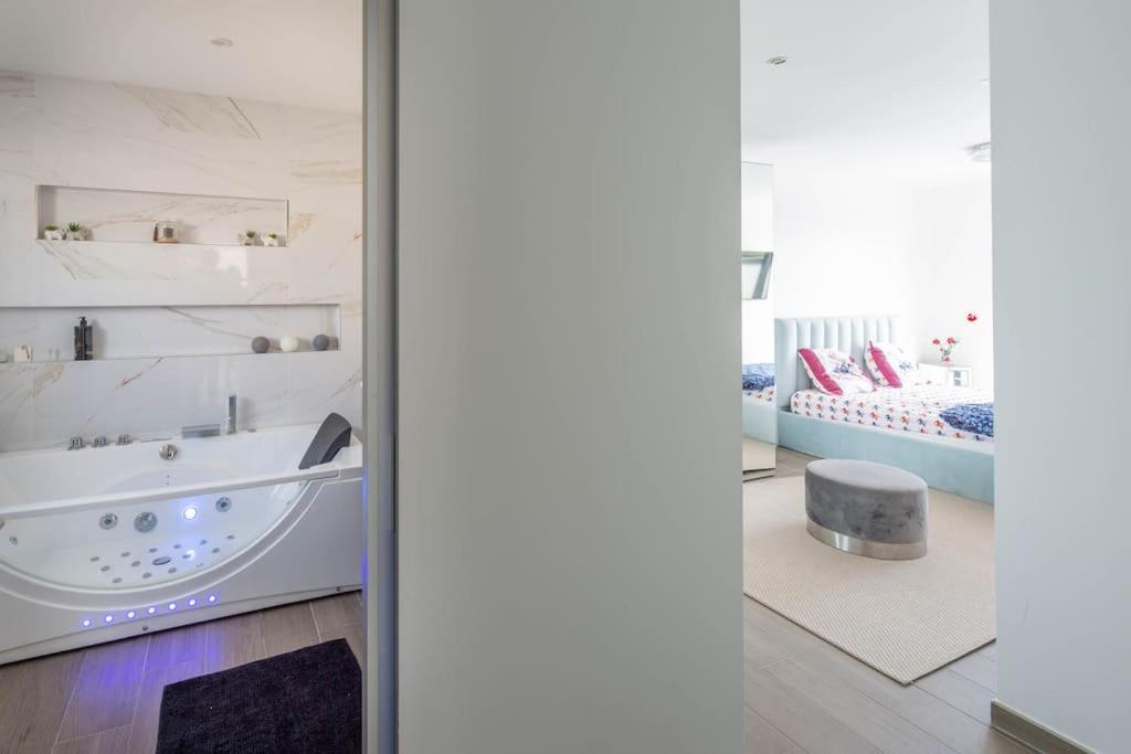 Luxe Piscine Vue *